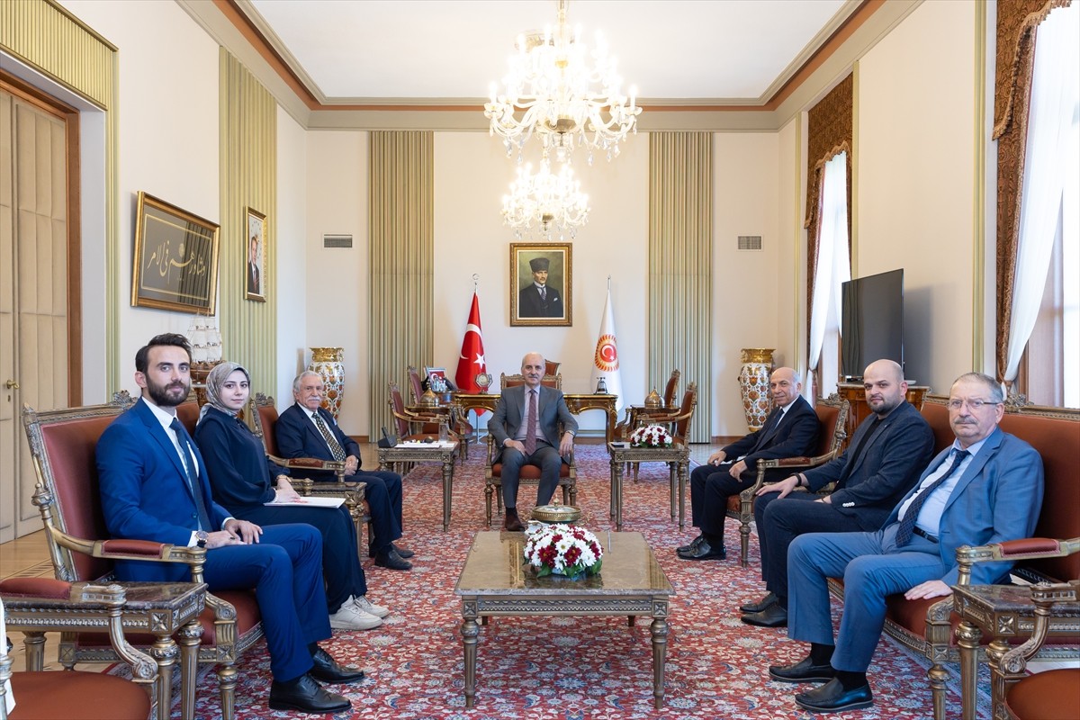 TBMM Başkanı Numan Kurtulmuş (ortada), İstanbul 2 Nolu Barosu Başkanı Yasin Şamlı (sağ 3) ve...