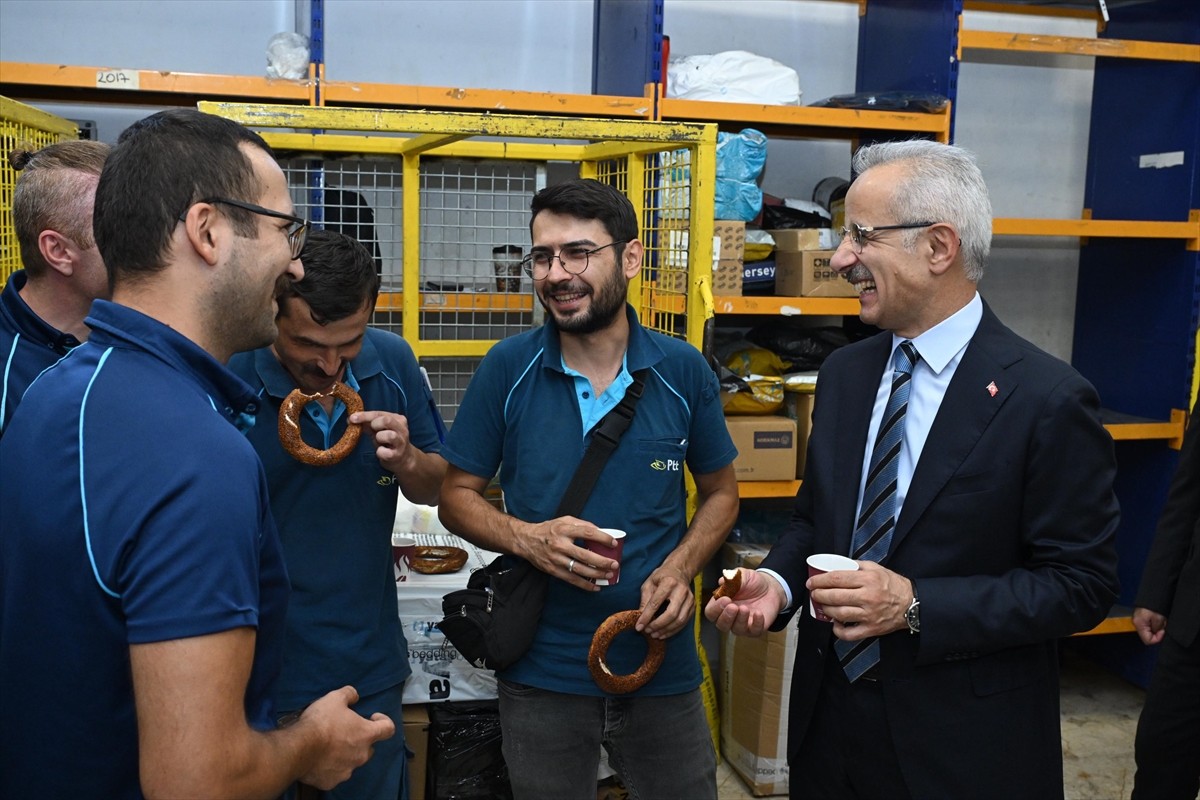 Ulaştırma ve Altyapı Bakanı Abdulkadir Uraloğlu, PTT Ankara Kargo İşleme Merkezi (KİM) ve Kargo...