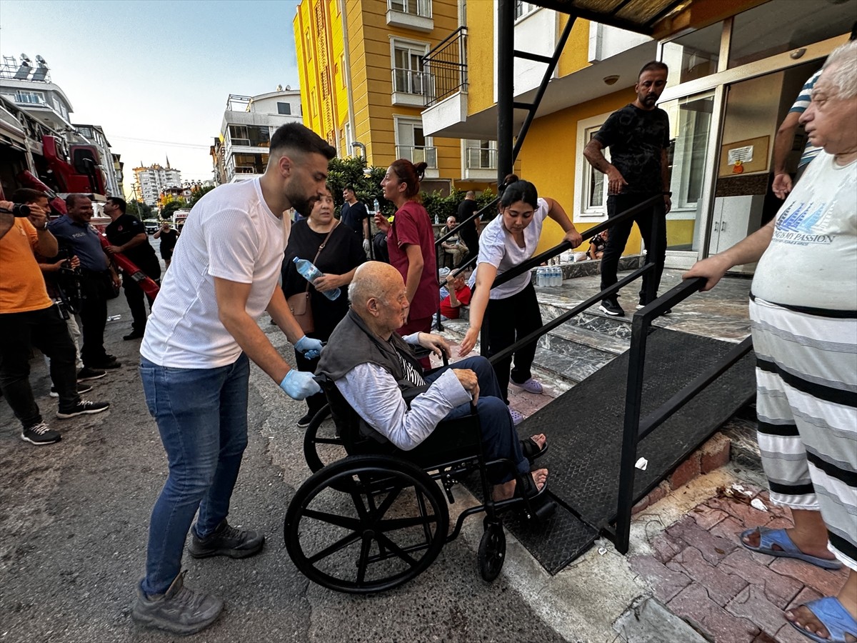 Antalya'nın Konyaaltı ilçesinde, özel bir huzurevinde çıkan yangında yaralanan 3 kişi hastaneye...