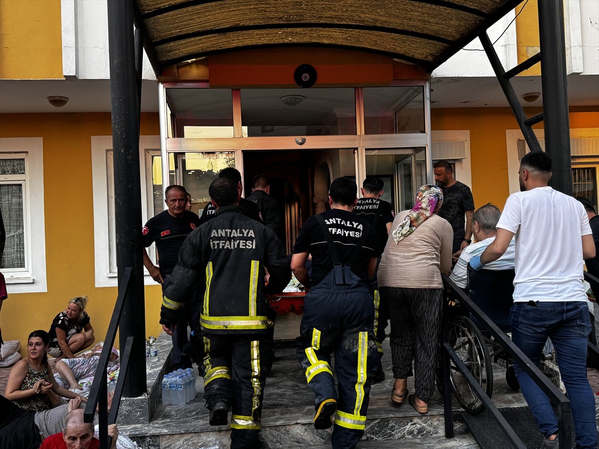 Antalya'nın Konyaaltı ilçesinde, özel bir huzurevinde çıkan yangında yaralanan 3 kişi hastaneye...