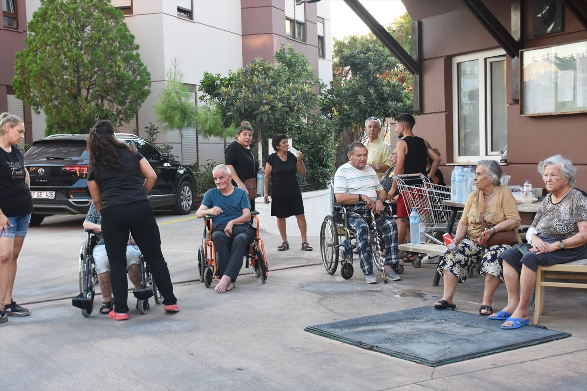 Antalya'nın Konyaaltı ilçesinde, özel bir huzurevinde çıkan yangında yaralanan 3 kişi hastaneye...