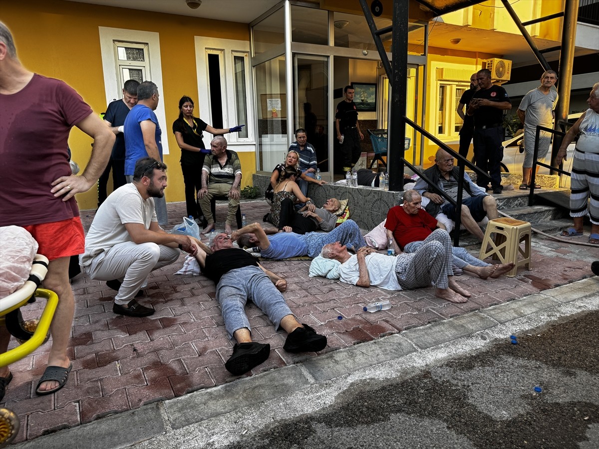 Antalya'nın Konyaaltı ilçesinde, özel bir huzurevinde çıkan yangında yaralanan 3 kişi hastaneye...