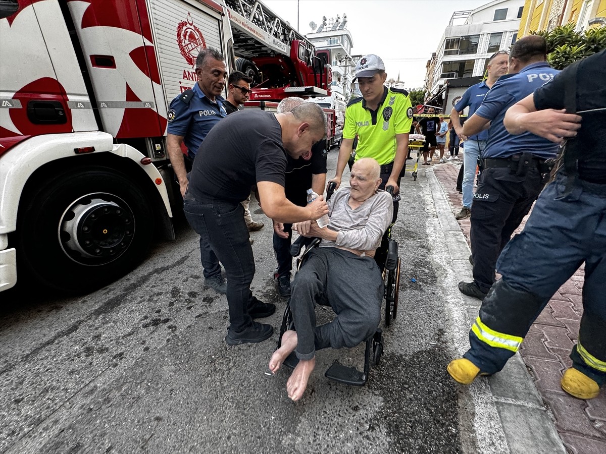 Antalya'nın Konyaaltı ilçesinde, özel bir huzurevinde çıkan yangında yaralanan 3 kişi hastaneye...