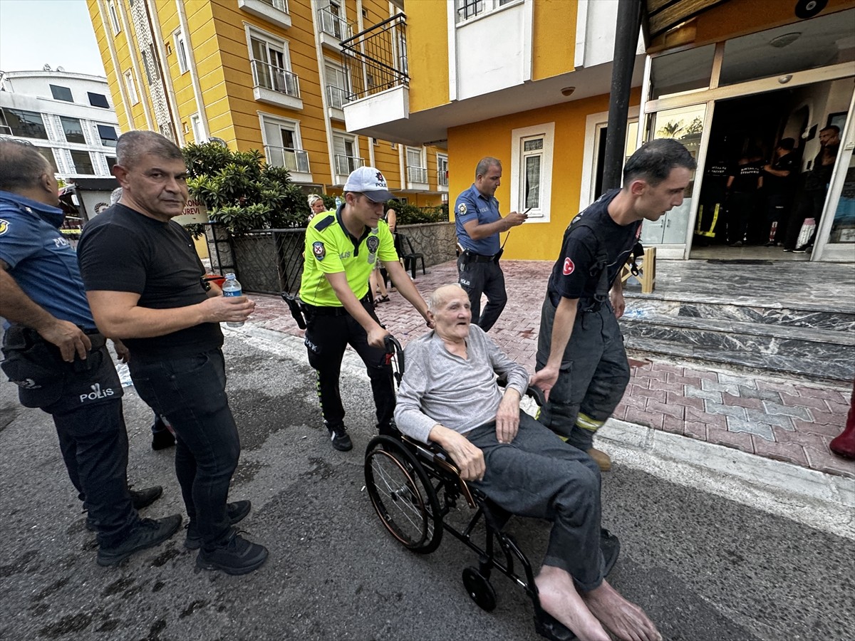 Antalya'nın Konyaaltı ilçesinde, özel bir huzurevinde çıkan yangında yaralanan 3 kişi hastaneye...