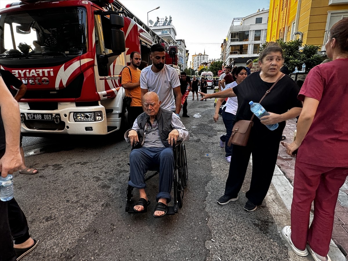 Antalya'nın Konyaaltı ilçesinde, özel bir huzurevinde çıkan yangında yaralanan 3 kişi hastaneye...