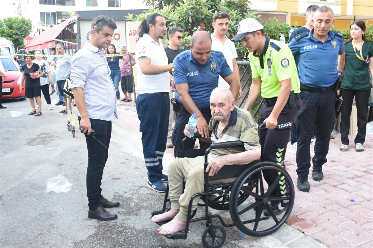 Antalya'nın Konyaaltı ilçesinde, özel bir huzurevinde çıkan yangında yaralanan 3 kişi hastaneye...