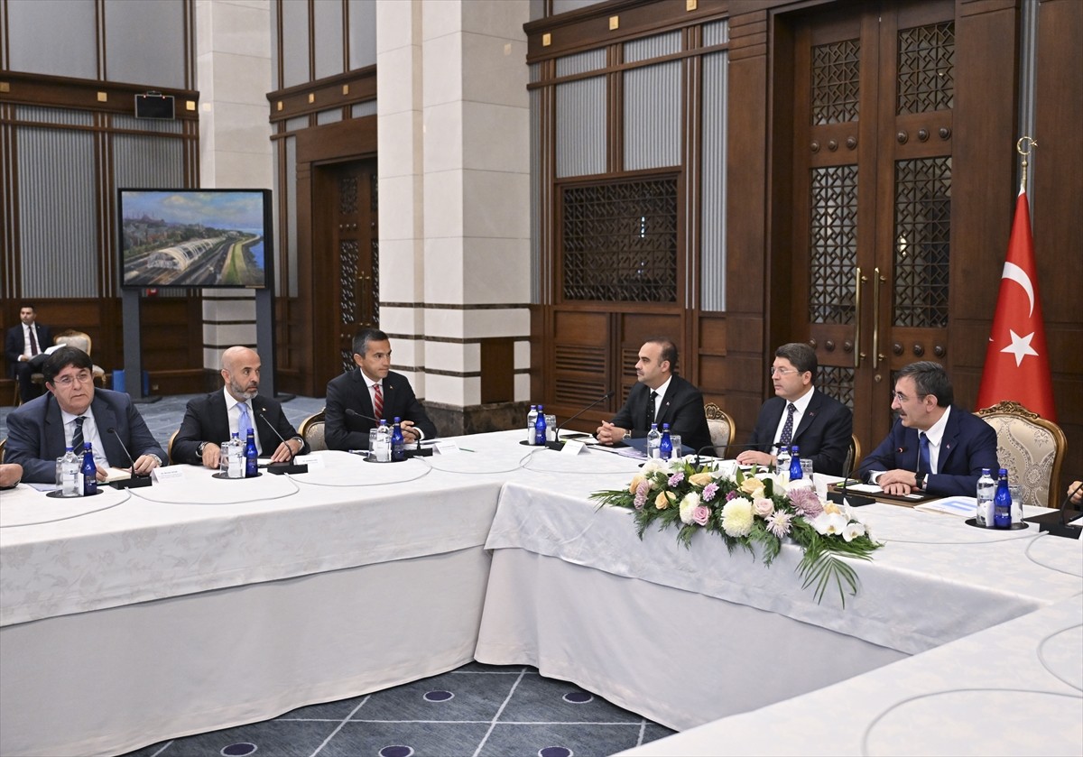 Cumhurbaşkanı Yardımcısı Cevdet Yılmaz (sağda), Türkiye İşveren Sendikaları Konfederasyonu (TİSK)...