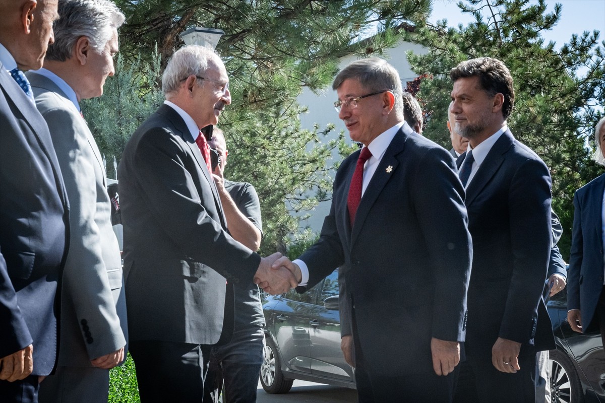 Gelecek Partisi Genel Başkanı Ahmet Davutoğlu (sağ), Eski CHP Genel Başkanı Kemal Kılıçdaroğlu'nu...