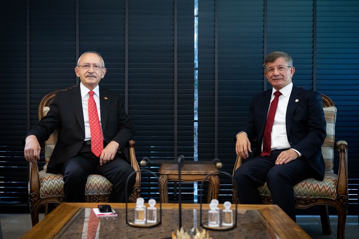 Gelecek Partisi Genel Başkanı Ahmet Davutoğlu (sağ), Eski CHP Genel Başkanı Kemal Kılıçdaroğlu'nu...