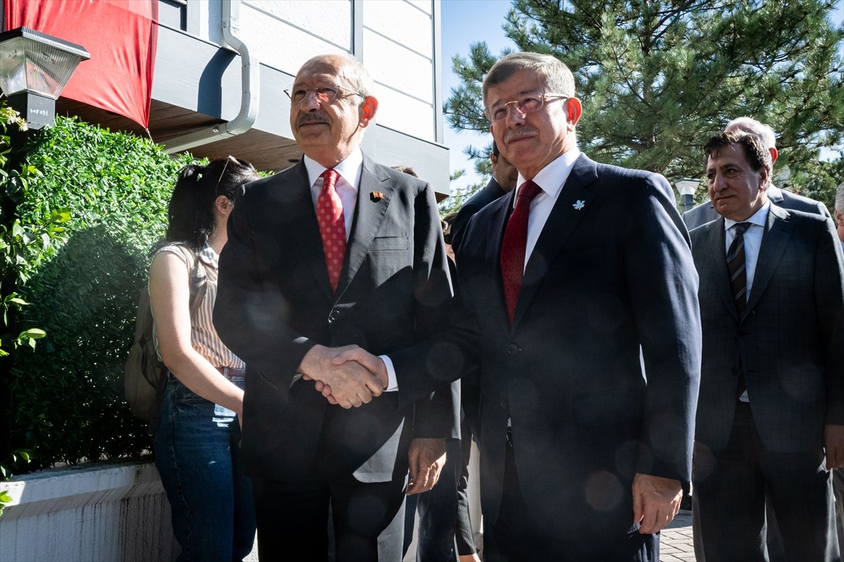 Gelecek Partisi Genel Başkanı Ahmet Davutoğlu (sağ), Eski CHP Genel Başkanı Kemal Kılıçdaroğlu'nu...