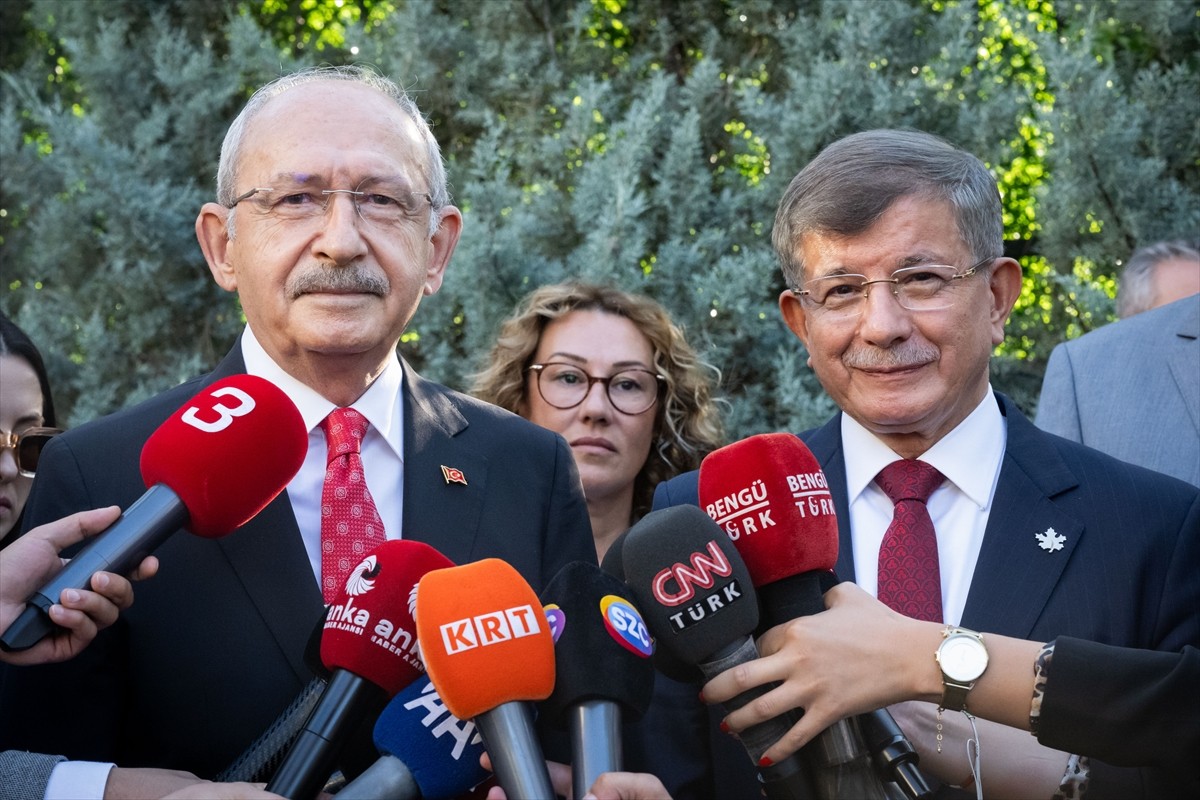 Gelecek Partisi Genel Başkanı Ahmet Davutoğlu (sağ), Eski CHP Genel Başkanı Kemal Kılıçdaroğlu'nu...