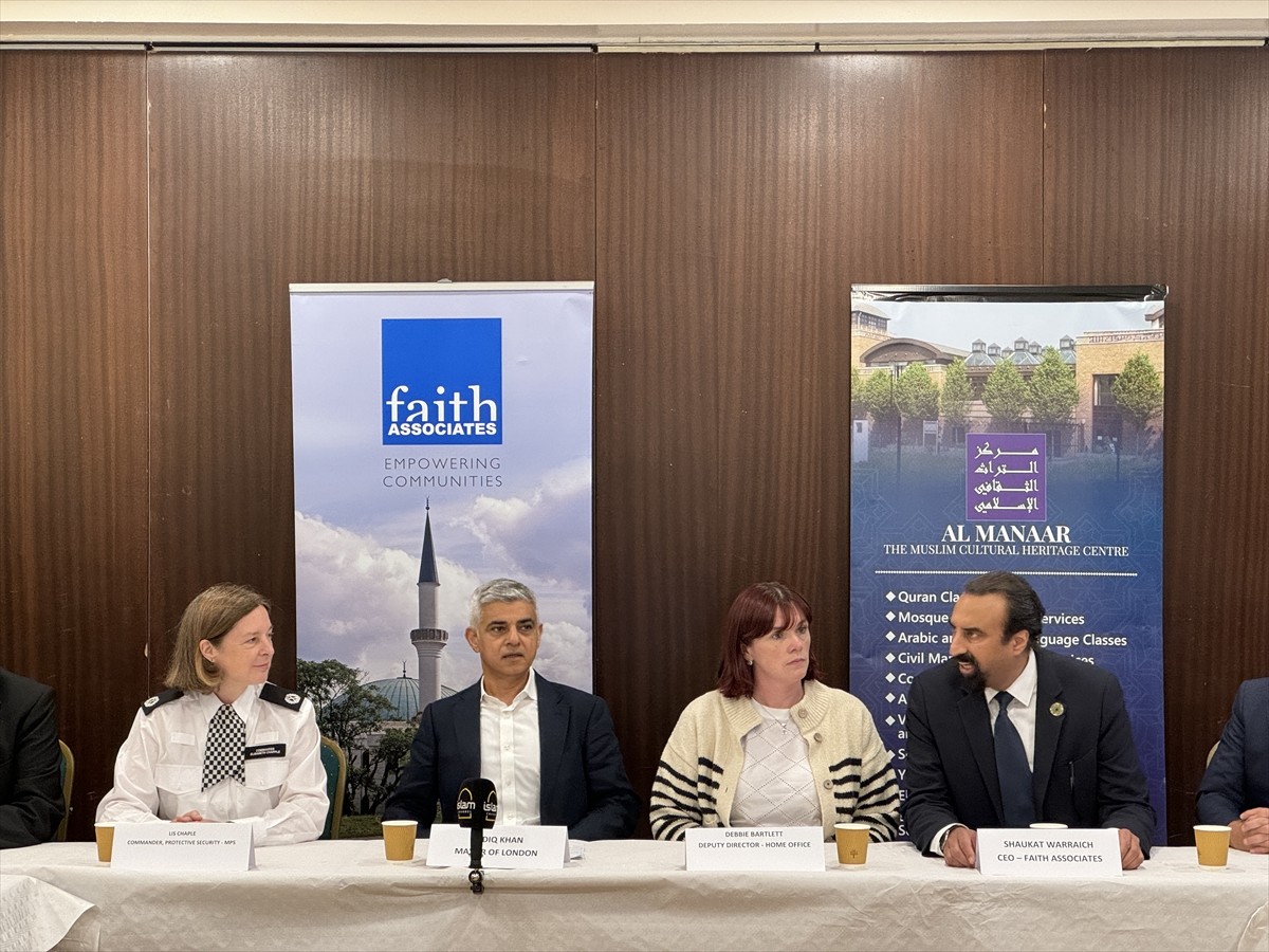 İngiltere'nin başkenti Londra'nın Belediye Başkanı Sadık Khan (sol 3), Londra'nın batısındaki Al...