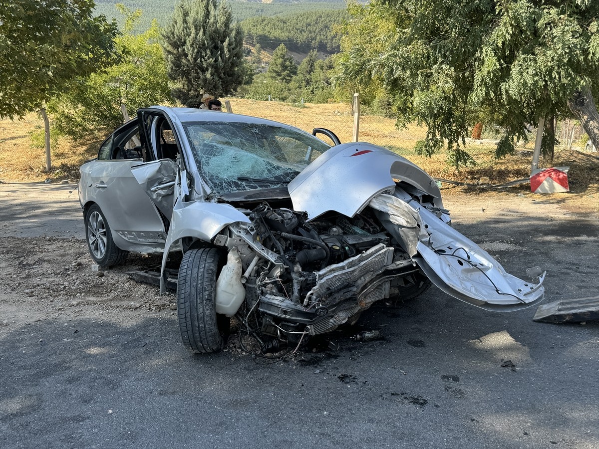 Kahramanmaraş'ın Dulkadiroğlu ilçesinde ağaca ve direğe çarpan otomobildeki 4 kişi yaralandı....