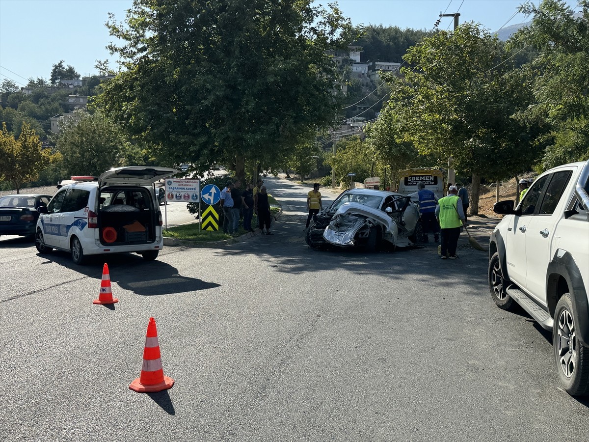 Kahramanmaraş'ın Dulkadiroğlu ilçesinde ağaca ve direğe çarpan otomobildeki 4 kişi yaralandı....