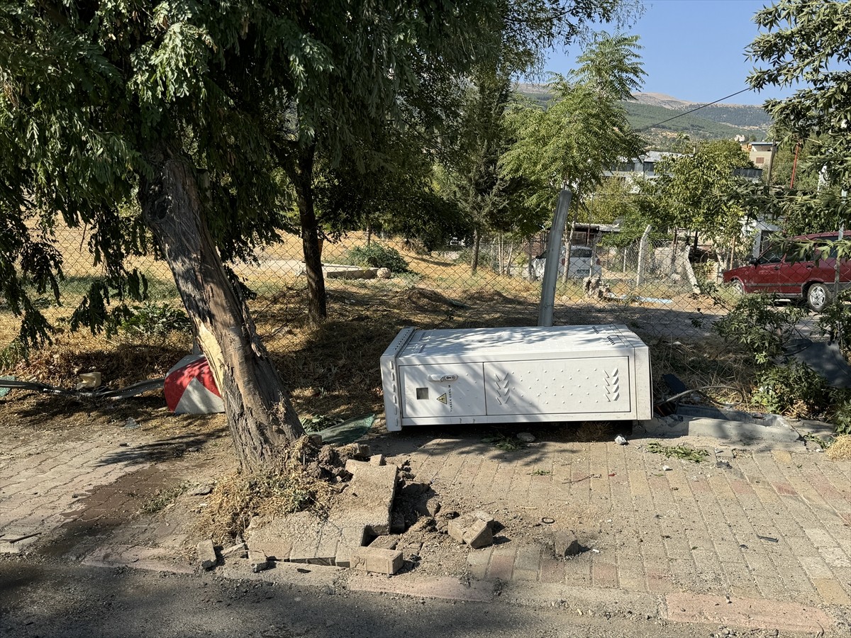 Kahramanmaraş'ın Dulkadiroğlu ilçesinde ağaca ve direğe çarpan otomobildeki 4 kişi yaralandı....