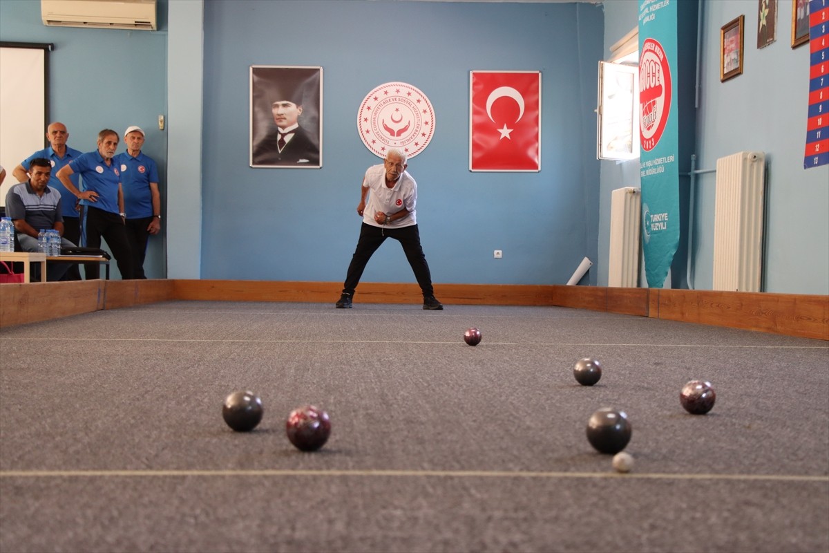 Kırklareli'de "Yetişkin Gençler Huzur Bocce Şampiyonası" düzenlendi. Kırklareli Huzurevi Yaşlı...