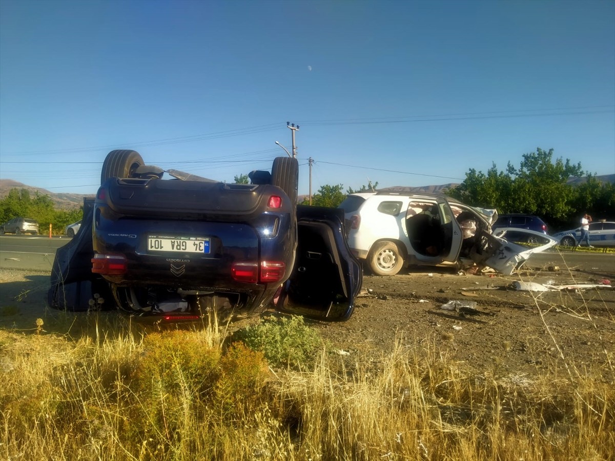 Malatya'da 3 otomobilin çarpışması sonucu 2 kişi öldü, 4 kişi yaralandı. 