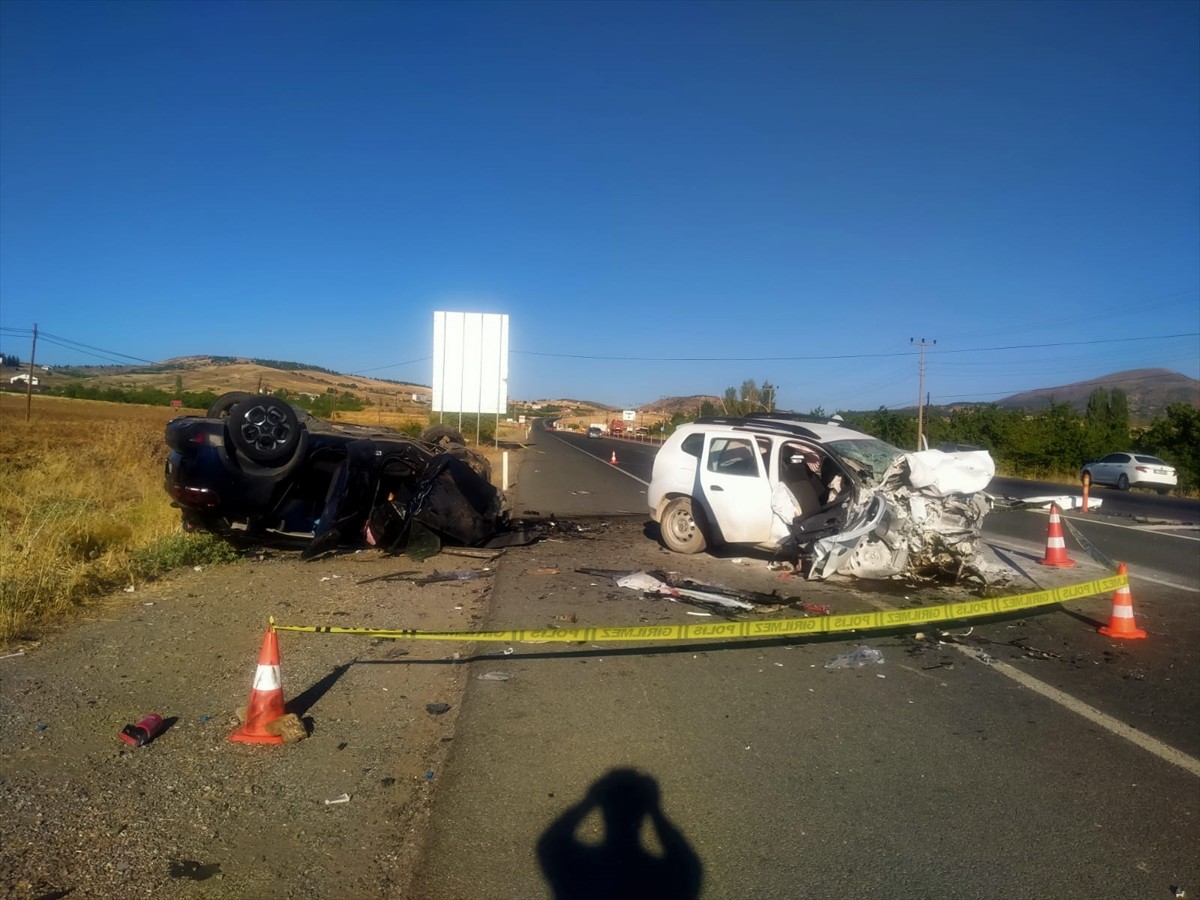 Malatya'da 3 otomobilin çarpışması sonucu 2 kişi öldü, 4 kişi yaralandı. 