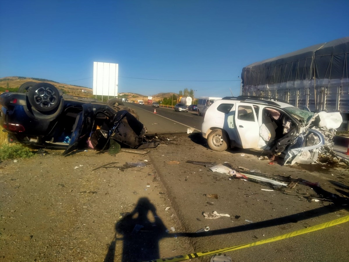 Malatya'da 3 otomobilin çarpışması sonucu 2 kişi öldü, 4 kişi yaralandı. 