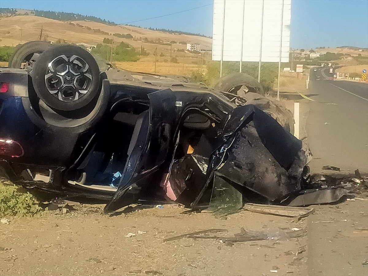 Malatya'da 3 otomobilin çarpışması sonucu 2 kişi öldü, 4 kişi yaralandı. 