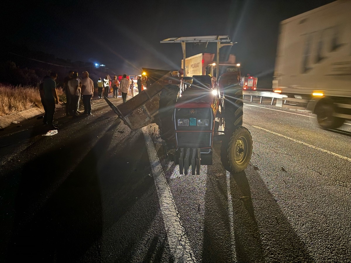 Mardin'de traktöre çarpan otomobildeki 1'i bebek 2 kişi hayatını kaybetti, 3 kişi yaralandı. 