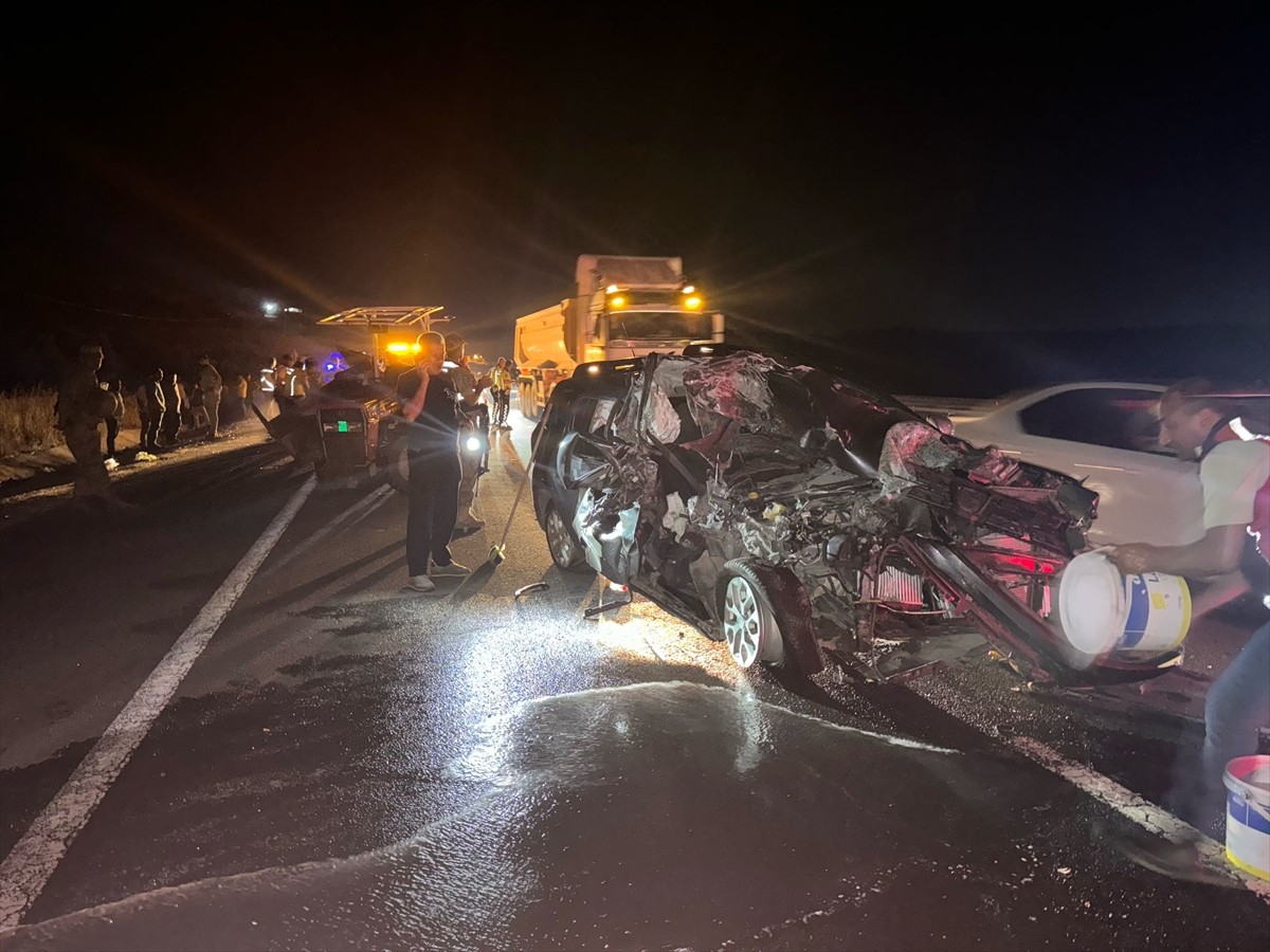 Mardin'de traktöre çarpan otomobildeki 1'i bebek 2 kişi hayatını kaybetti, 3 kişi yaralandı. 