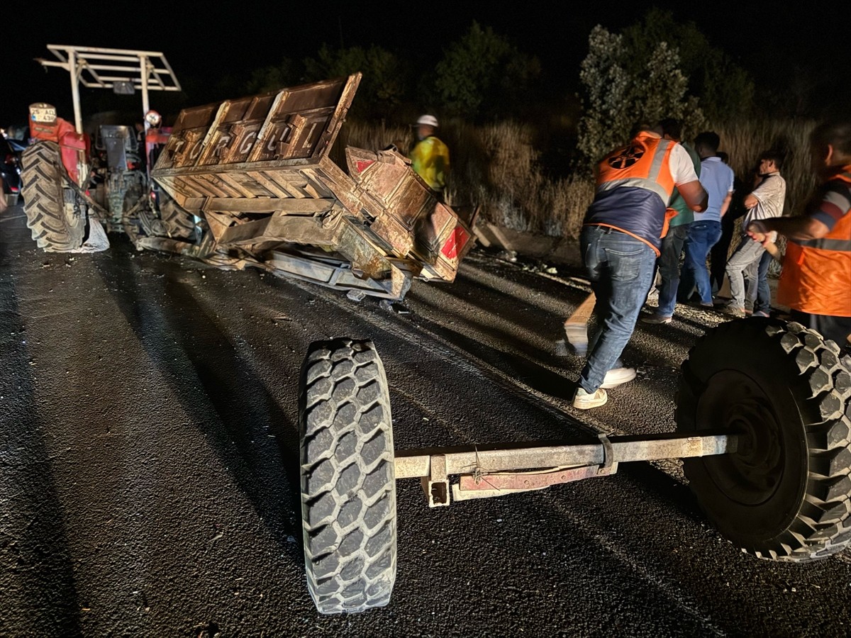 Mardin'de traktöre çarpan otomobildeki 1'i bebek 2 kişi hayatını kaybetti, 3 kişi yaralandı. 