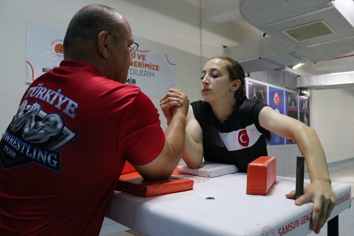 Milli bilek güreşçi Emine Hatun Cebeci, 2 yıl önce gerçekleştiremediği dünya şampiyonluğu hedefine...