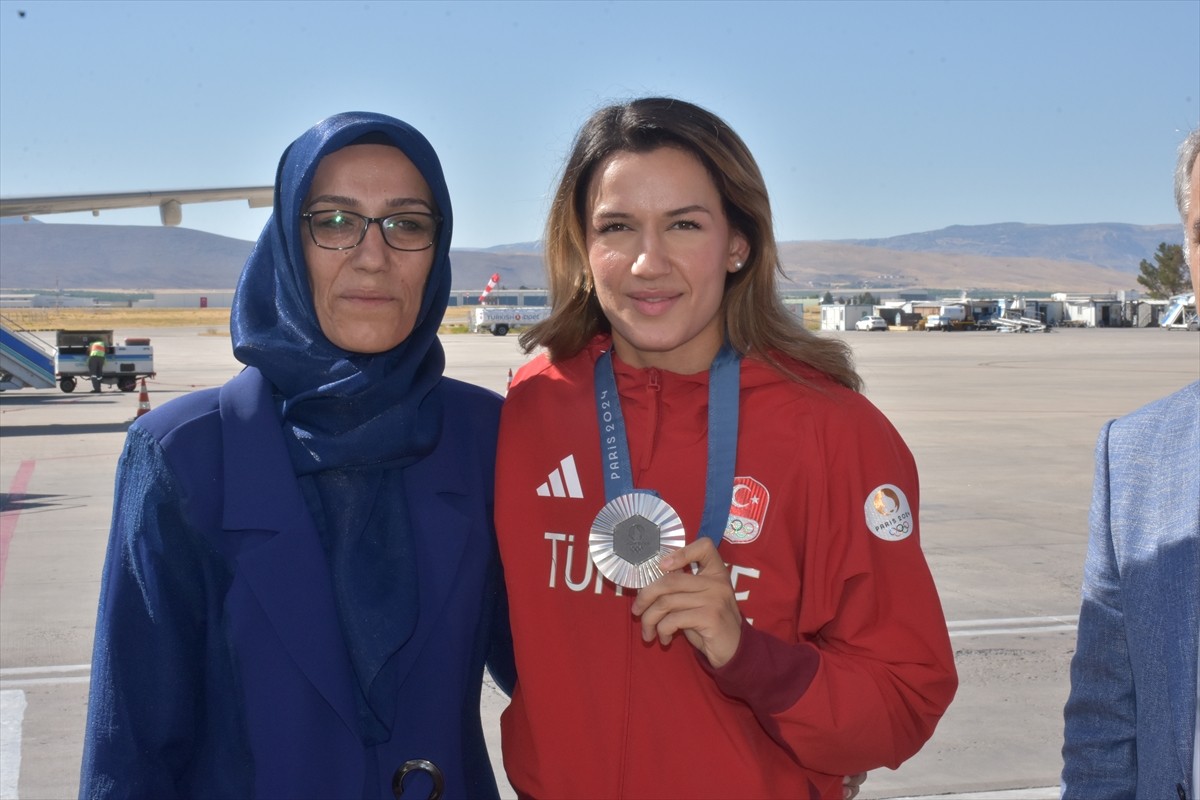 Paris 2024 Olimpiyat Oyunları'nda gümüş madalya kazanan milli boksör Hatice Akbaş'ı, memleketi...