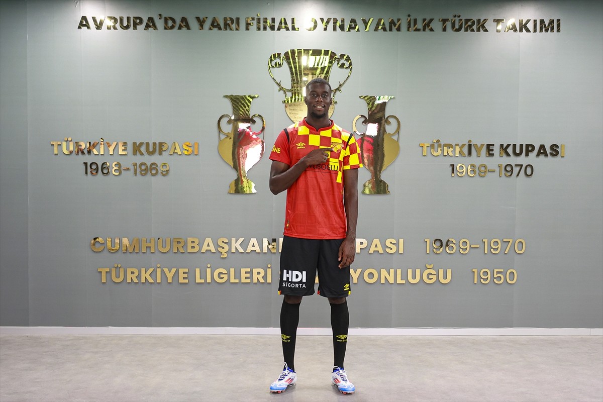 Trendyol Süper Ligi ekiplerinden Göztepe, Fransa doğumlu Kamerun asıllı Malcom Bokele ile...