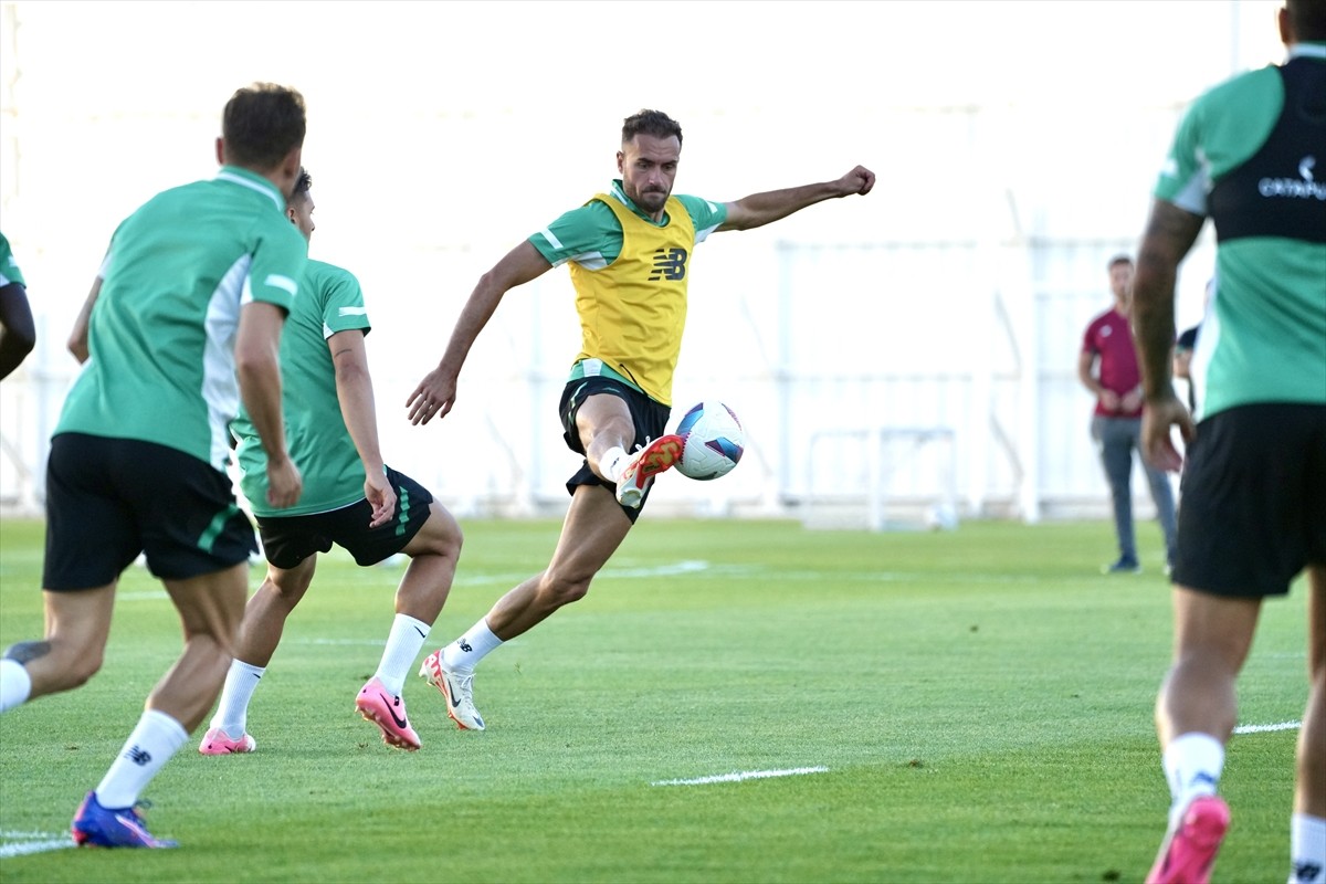 TÜMOSAN Konyaspor, Galatasaray ile oynayacakları maçın hazırlıklarını Kayacık Tesisleri'ndeki...