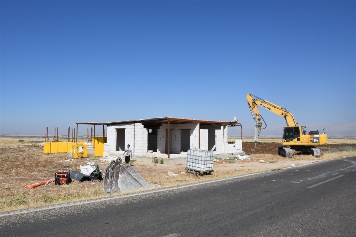 Adıyaman'da birinci sınıf tarım arazilerine inşa edilen, yörede bağ evi olarak da bilinen 3 hobi...