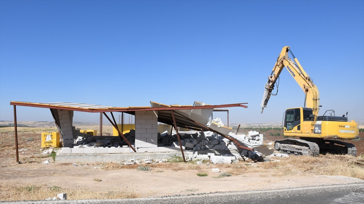 Adıyaman'da birinci sınıf tarım arazilerine inşa edilen, yörede bağ evi olarak da bilinen 3 hobi...