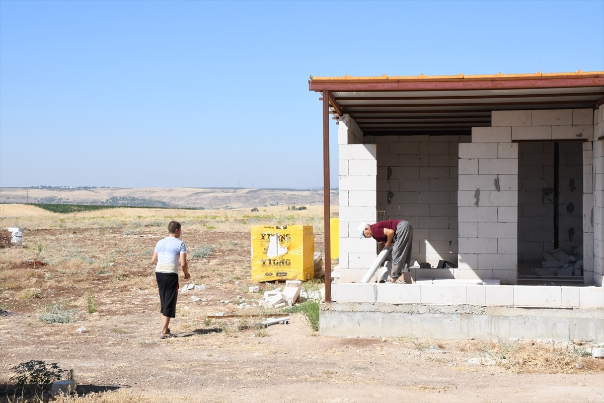 Adıyaman'da birinci sınıf tarım arazilerine inşa edilen, yörede bağ evi olarak da bilinen 3 hobi...