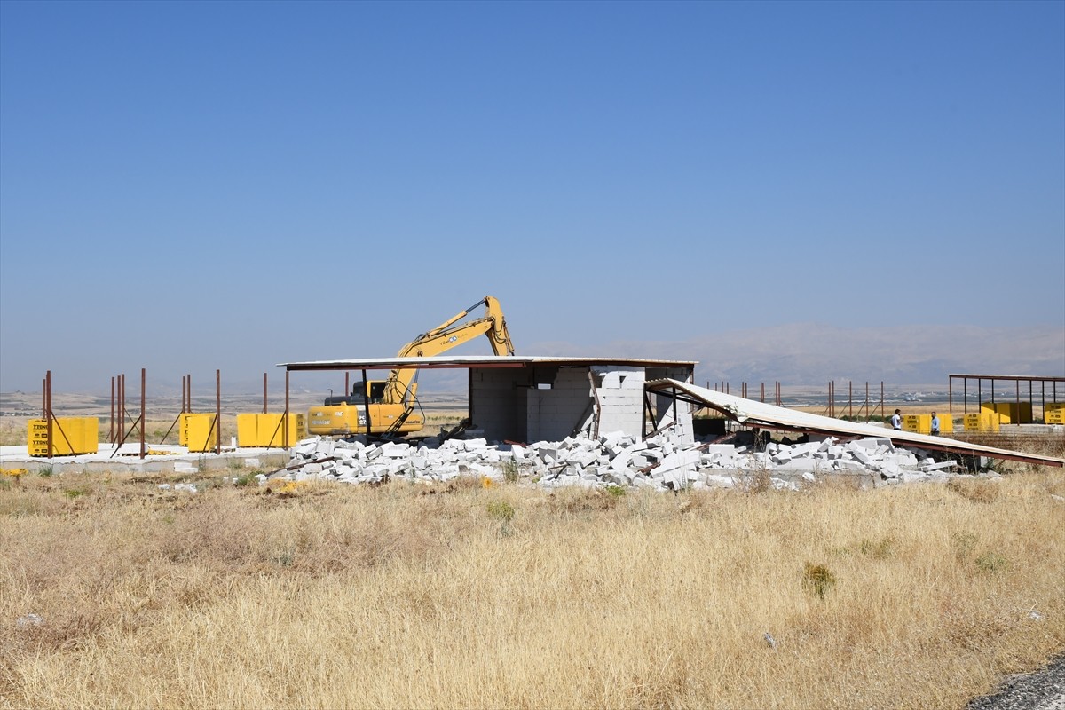 Adıyaman'da birinci sınıf tarım arazilerine inşa edilen, yörede bağ evi olarak da bilinen 3 hobi...