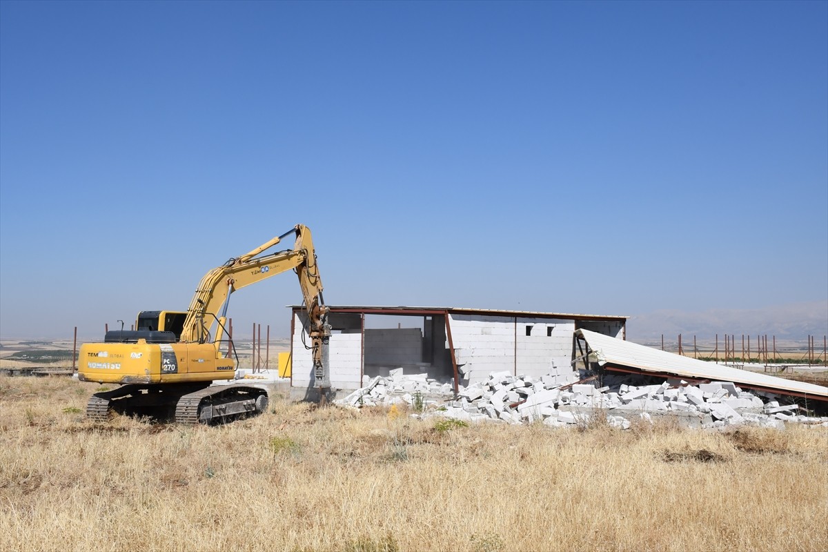 Adıyaman'da birinci sınıf tarım arazilerine inşa edilen, yörede bağ evi olarak da bilinen 3 hobi...