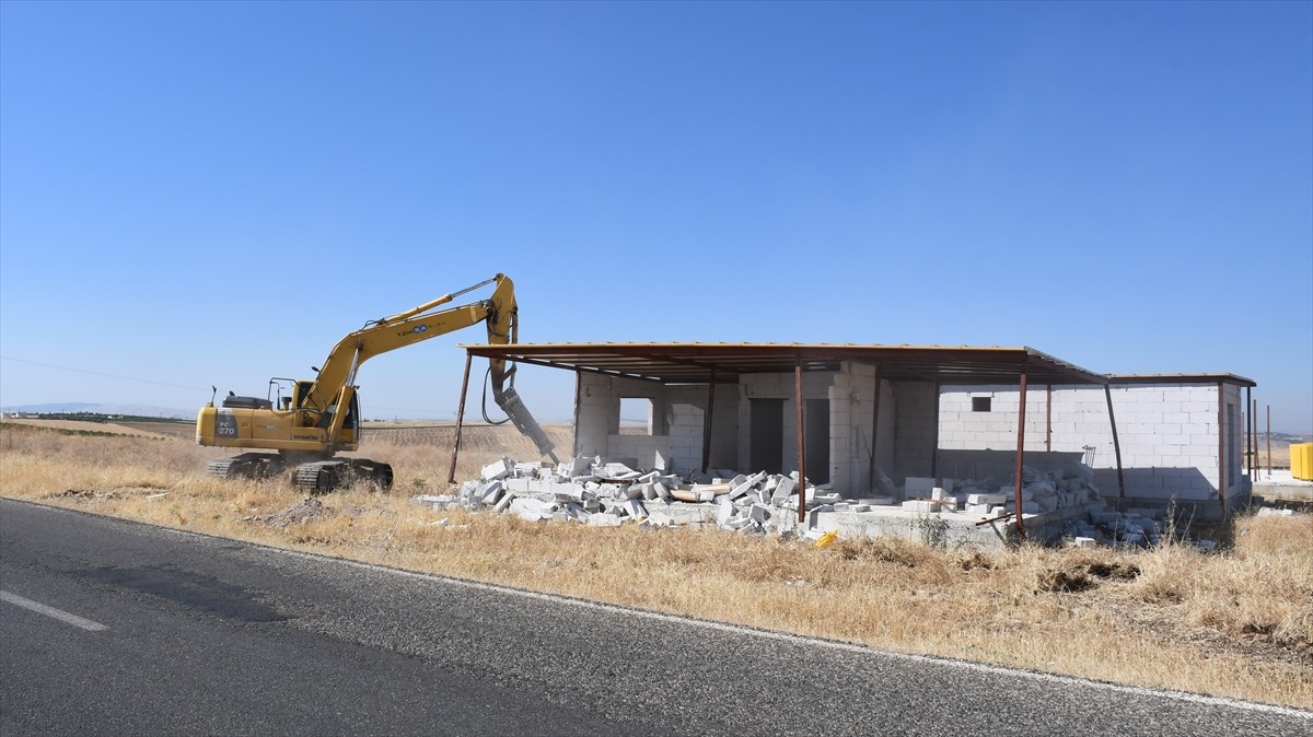 Adıyaman'da birinci sınıf tarım arazilerine inşa edilen, yörede bağ evi olarak da bilinen 3 hobi...