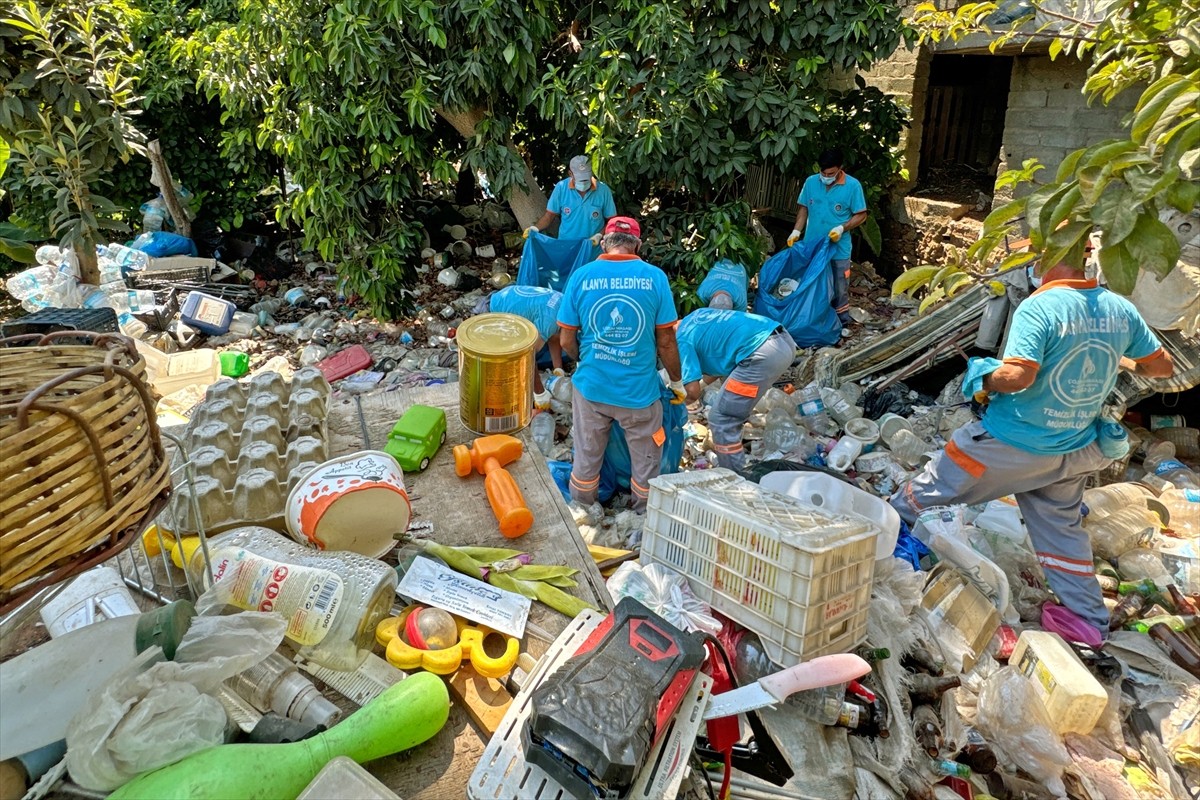 Antalya'nın Alanya ilçesinde atık biriktirildiği belirlenen bir evden 4 kamyon çöp...