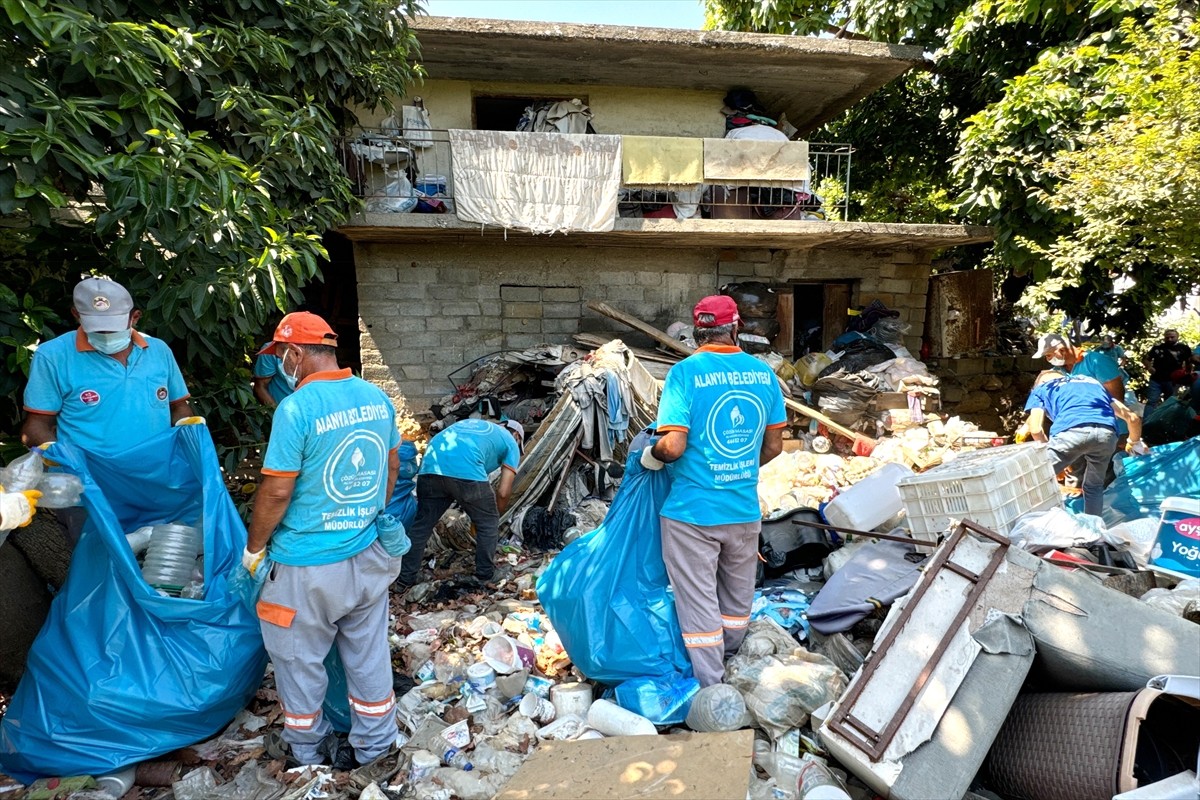 Antalya'nın Alanya ilçesinde atık biriktirildiği belirlenen bir evden 4 kamyon çöp...