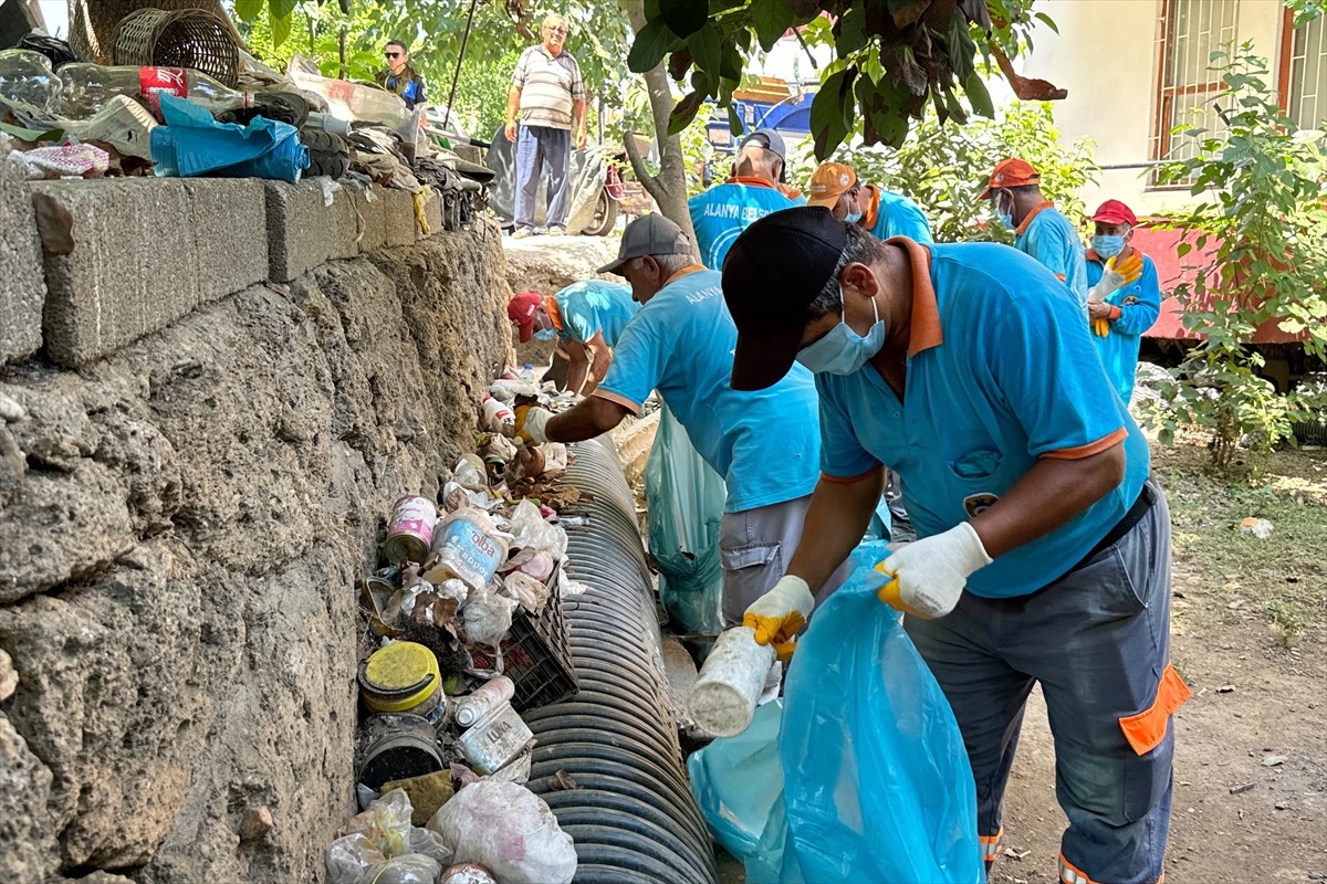 Antalya'nın Alanya ilçesinde atık biriktirildiği belirlenen bir evden 4 kamyon çöp...