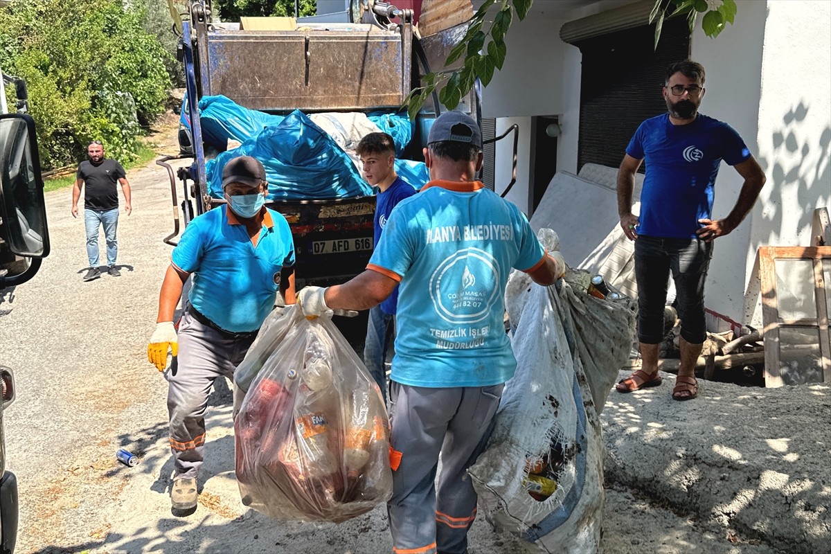 Antalya'nın Alanya ilçesinde atık biriktirildiği belirlenen bir evden 4 kamyon çöp...