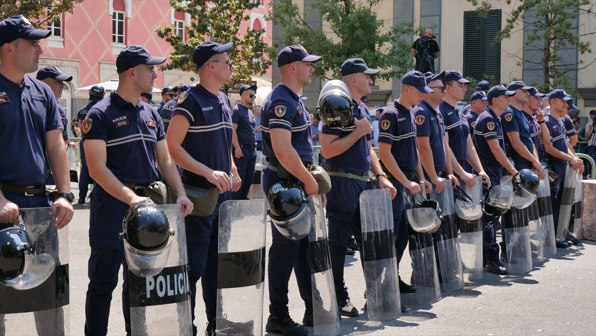 Arnavutluk'un başkenti Tiran'da Belediye Başkanı Erion Veliaj'a istifa çağrıları ve belediyedeki...