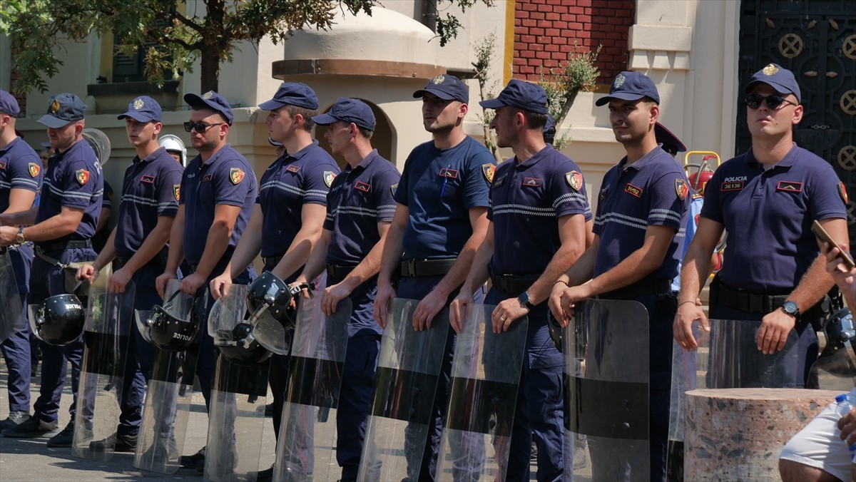 Arnavutluk'un başkenti Tiran'da Belediye Başkanı Erion Veliaj'a istifa çağrıları ve belediyedeki...