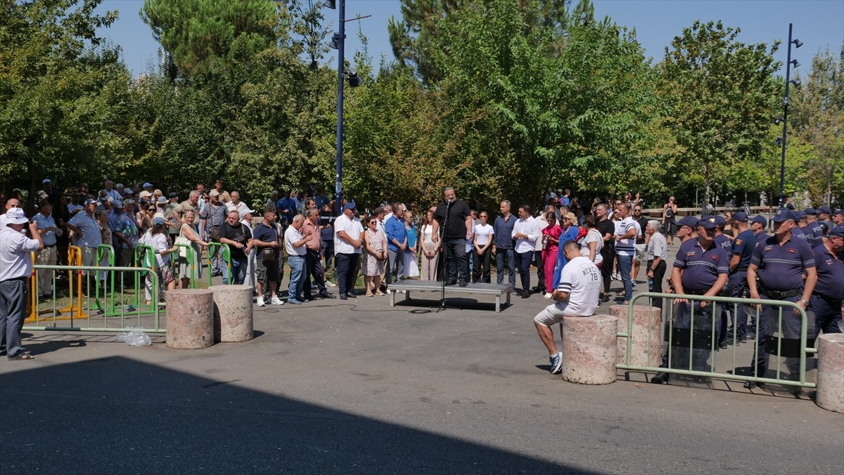 Arnavutluk'un başkenti Tiran'da Belediye Başkanı Erion Veliaj'a istifa çağrıları ve belediyedeki...