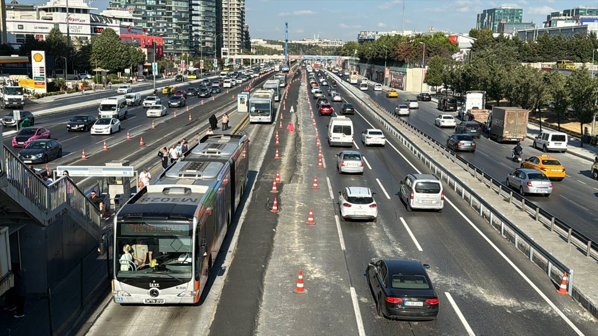 Avcılar ve Küçükçekmece arasındaki metrobüs hattında yapılan "Beyaz Yol" çalışması nedeniyle D-100...