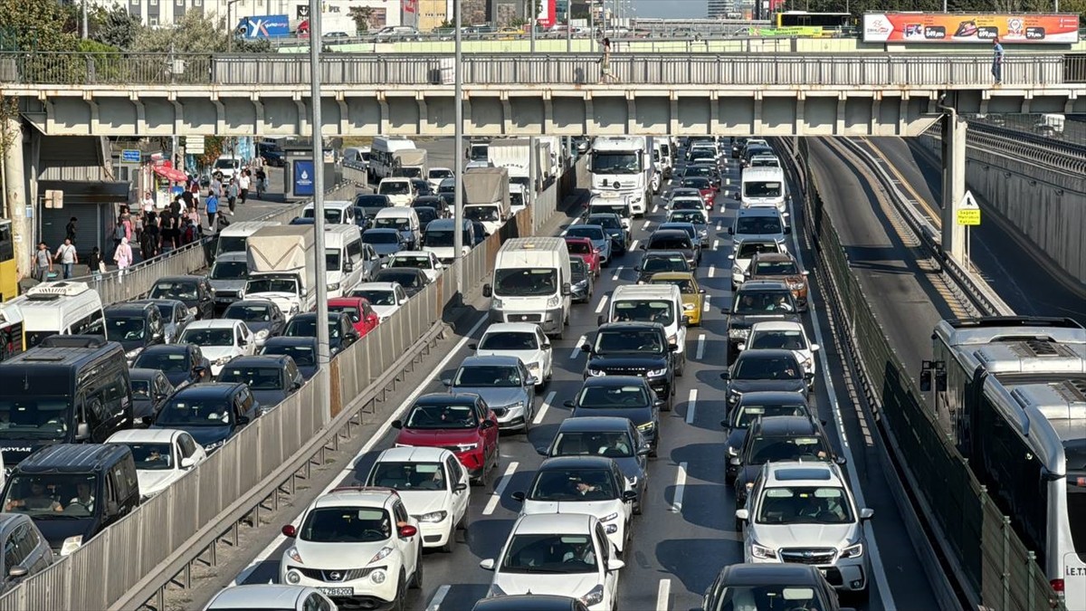 Avcılar ve Küçükçekmece arasındaki metrobüs hattında yapılan "Beyaz Yol" çalışması nedeniyle D-100...