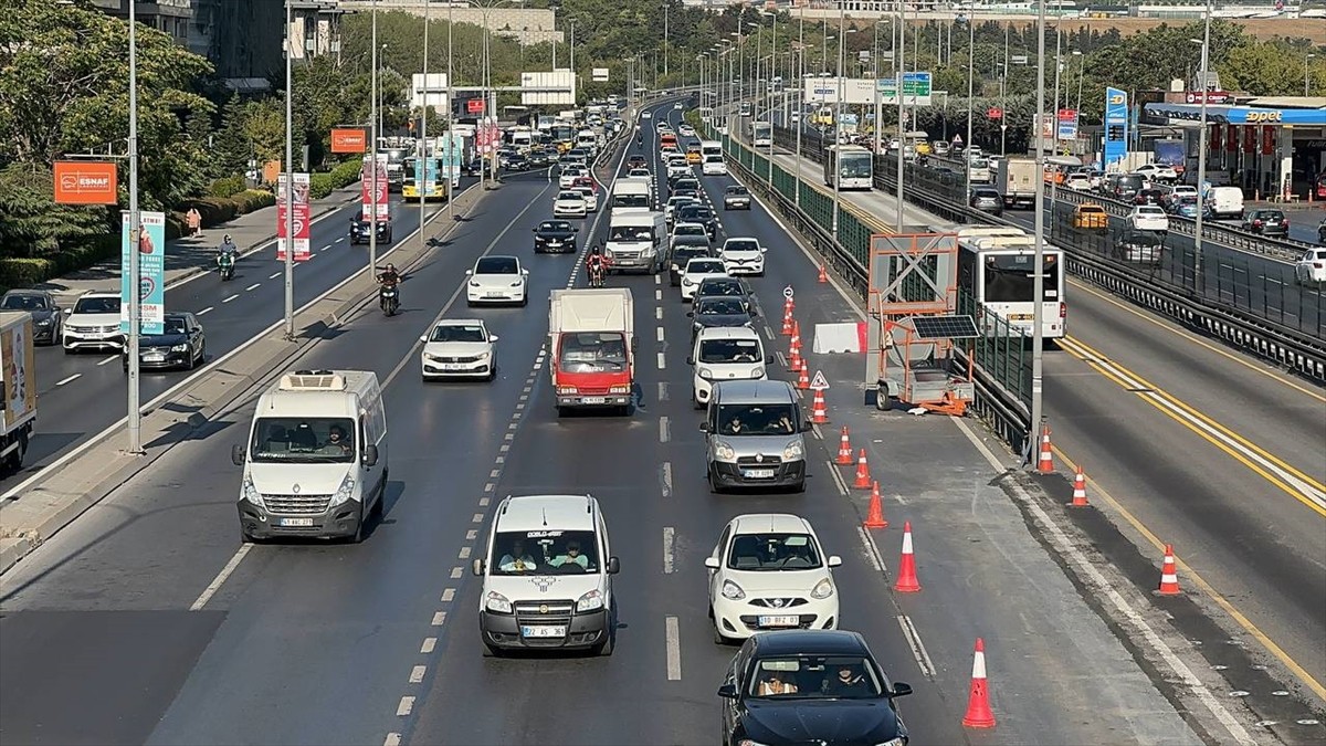 Avcılar ve Küçükçekmece arasındaki metrobüs hattında yapılan "Beyaz Yol" çalışması nedeniyle D-100...