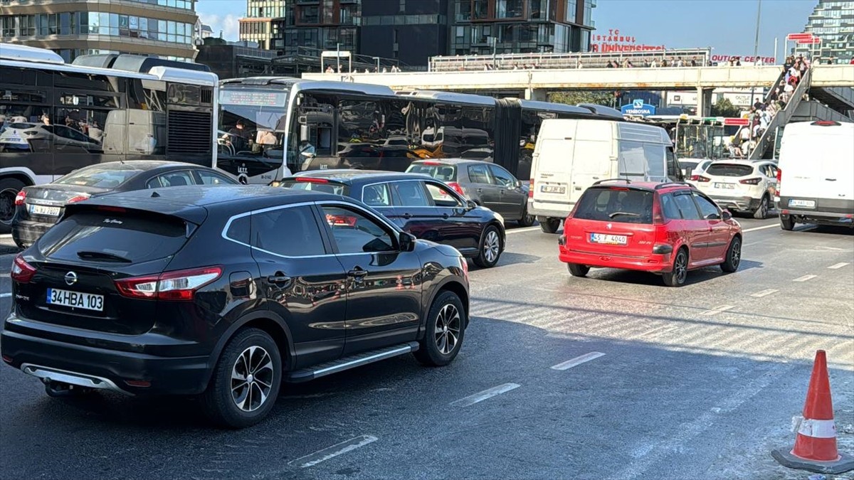 Avcılar ve Küçükçekmece arasındaki metrobüs hattında yapılan "Beyaz Yol" çalışması nedeniyle D-100...