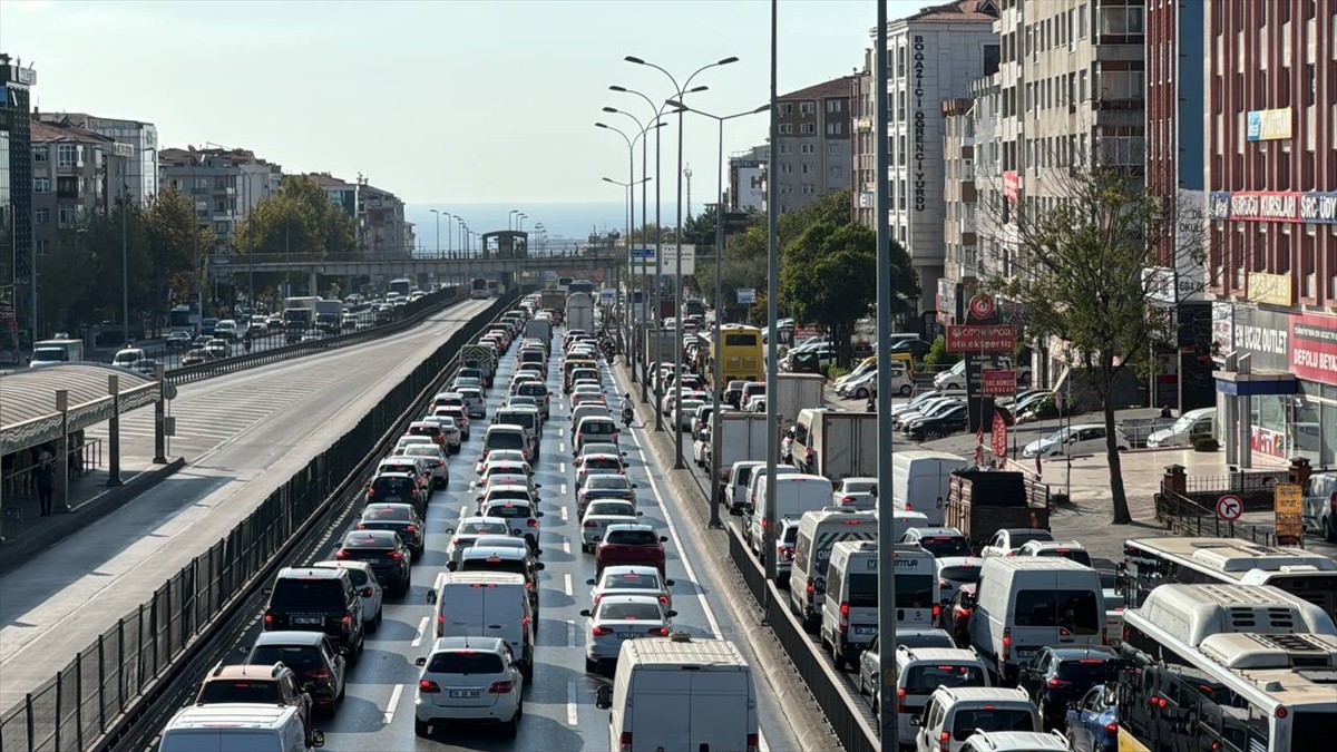 Avcılar ve Küçükçekmece arasındaki metrobüs hattında yapılan "Beyaz Yol" çalışması nedeniyle D-100...