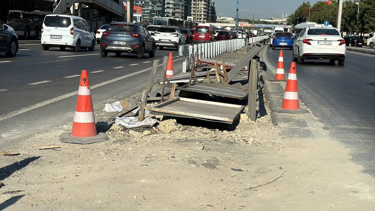 Avcılar ve Küçükçekmece arasındaki metrobüs hattında yapılan "Beyaz Yol" çalışması nedeniyle D-100...